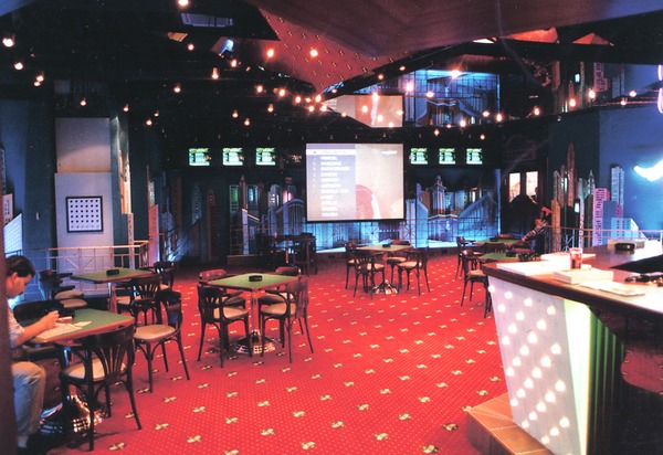 Sociale pokeravond aan een fysieke tafel